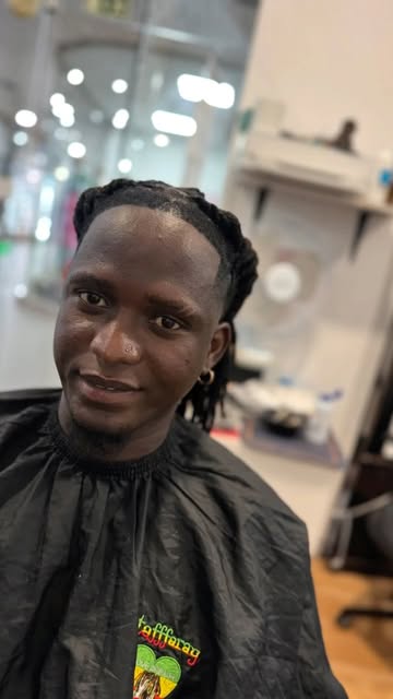 Cliente na cadeira da barbearia